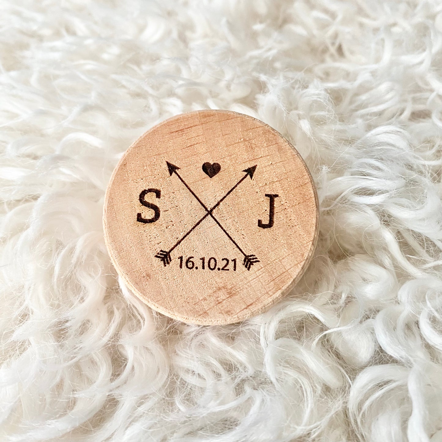 Initials with arrows ring box