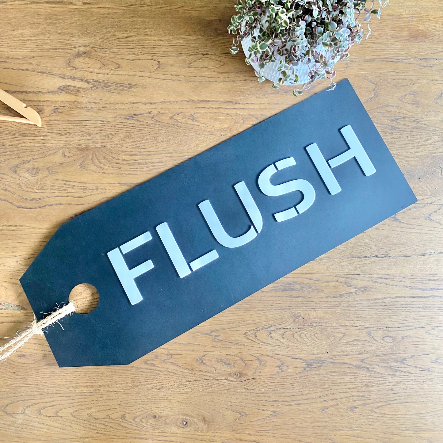 Flush swing tag