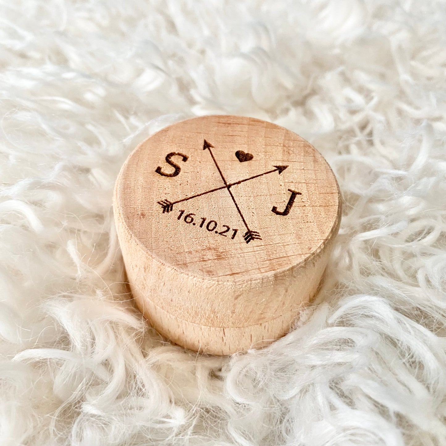 Initials with arrows ring box