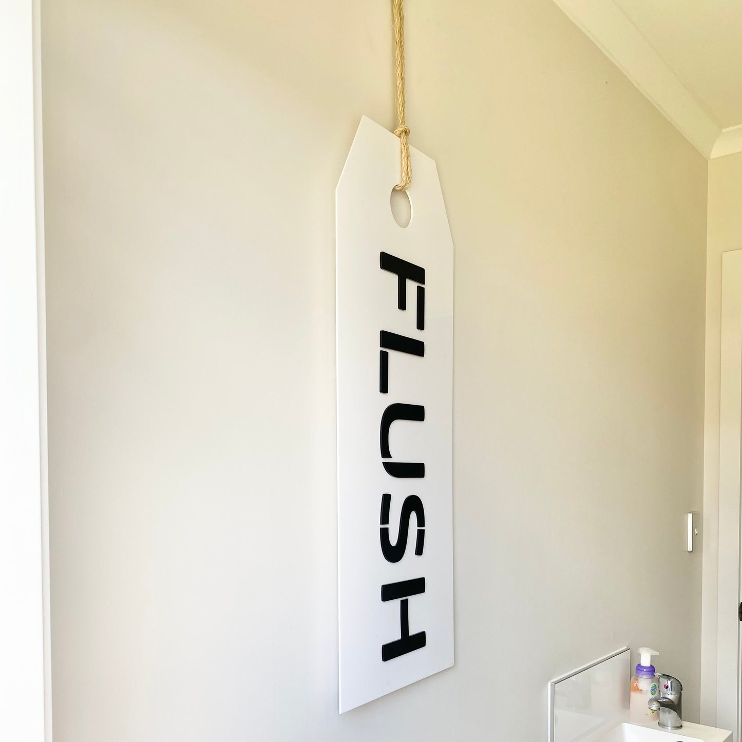 Flush swing tag